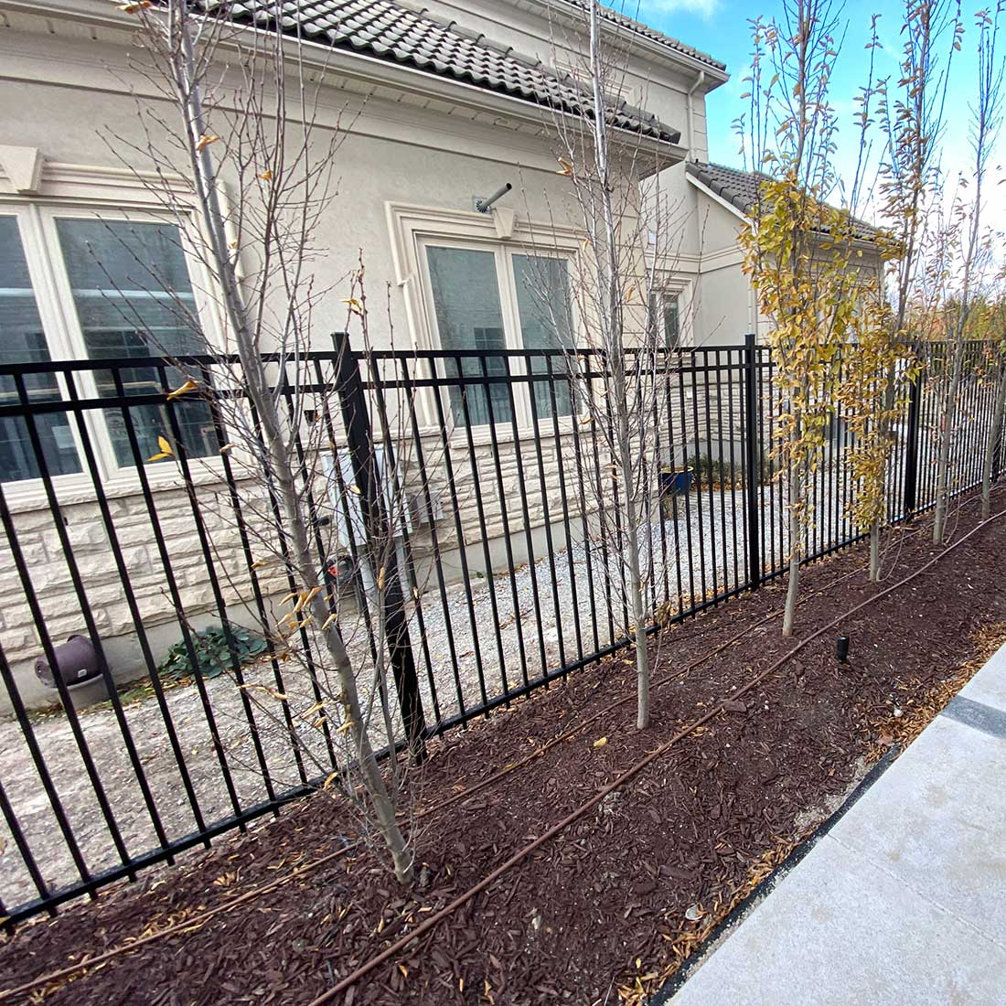 Barrie Fence-Aluminum-Picket-Flat-Top-Fence-Panels-Installed-in-Barrie